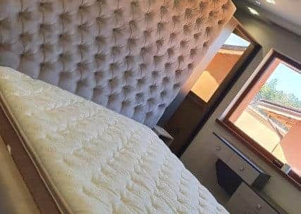 претапициране на спалня с табле и тапицирана таборетка